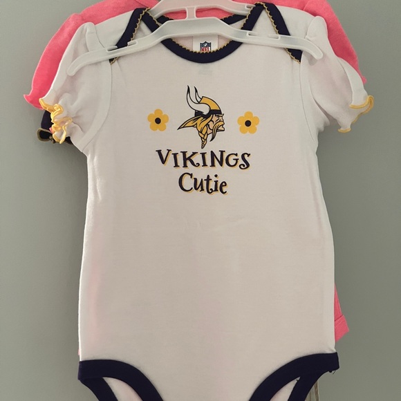 NFL Apparel Girls Vikings Onsies - Picture 3 of 3